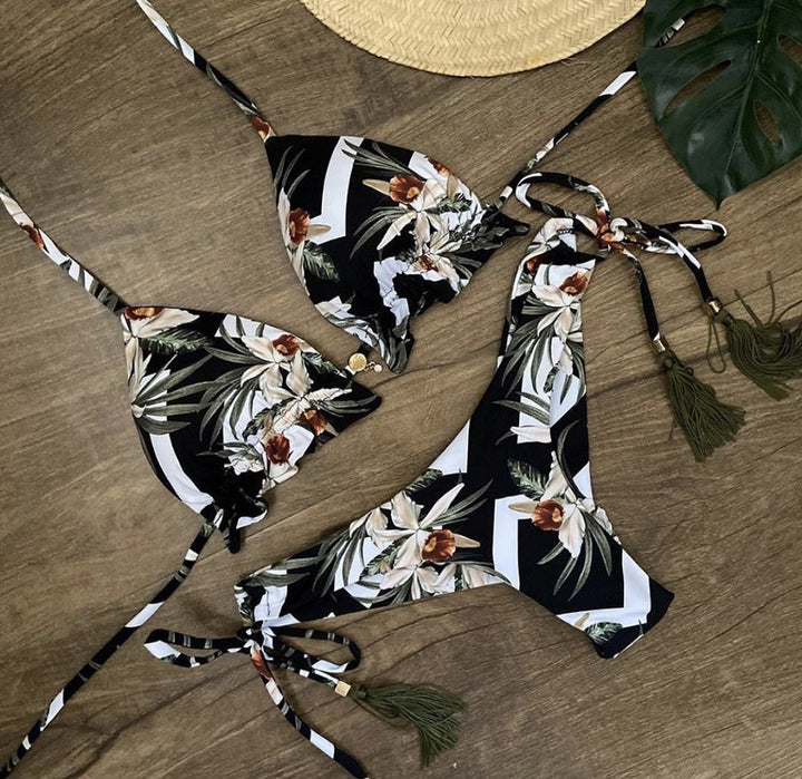 Moderner Damen Push-up Bikini, stilvolle Strandmode für sonnige Tage am Meer.