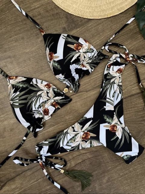 Stilvolles Damen Push-up Bikini-Set, figurbetonende Bademode für eine schlanke Silhouette.