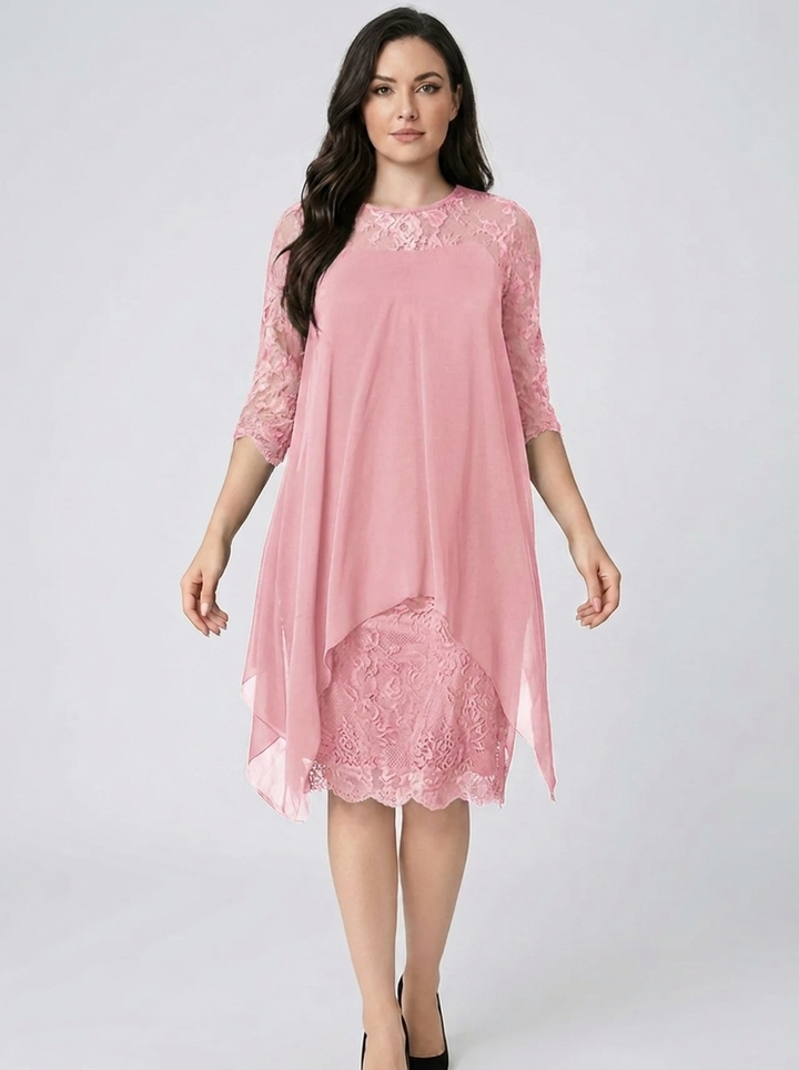Modisches Damen Minikleid mit Rundhals und detailreicher Stickerei. Einzigartiges Patchworkkleid für den Sommer.