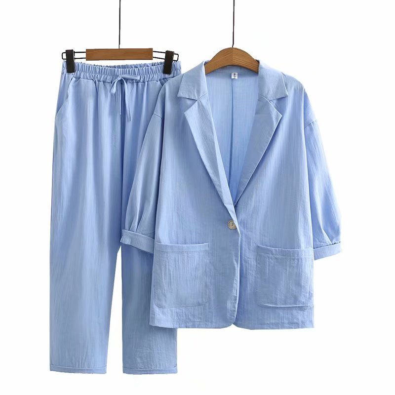 Vielseitiges Damen Sommer Zweiteiler Outfit. Perfekt für elegante Freizeit- oder Business-Looks.