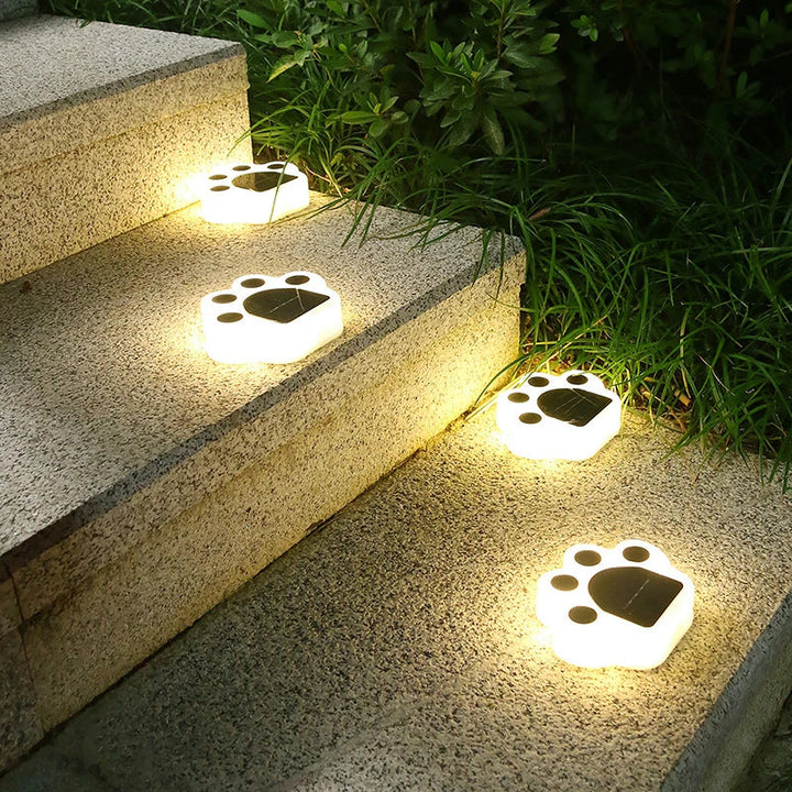 Praktische Solar LED Pfotenleuchte als Wegbeleuchtung im Garten. Schafft stimmungsvolle Atmosphäre. Kabellos & wetterfest.