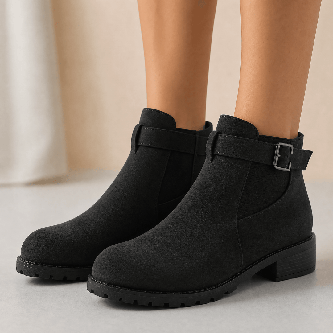 Modische schwarze Damen Stiefeletten aus Wildleder-Optik mit eleganter Schnalle & Blockabsatz für Herbst.