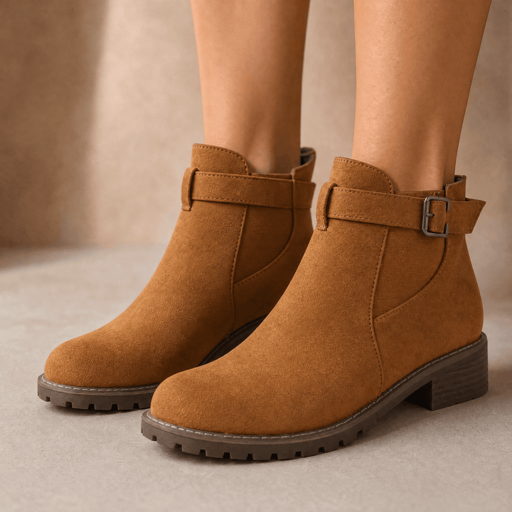 Bequeme braune Damen Stiefeletten in Wildleder-Optik, mit Schnalle & robustem Blockabsatz. Perfekt für Büro.