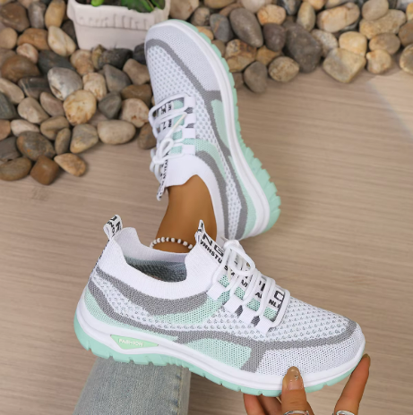 Elegante schwarze Damen Komfort-Sneaker, orthopädisch und leicht, bieten stylischen Halt für jeden Tag.