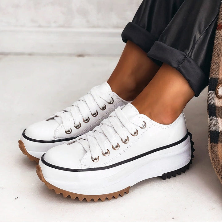 Bequeme Damen Plateau-Sneaker "Ashley" mit Schnürung, ein trendiger Freizeitschuh für den modernen Alltag.