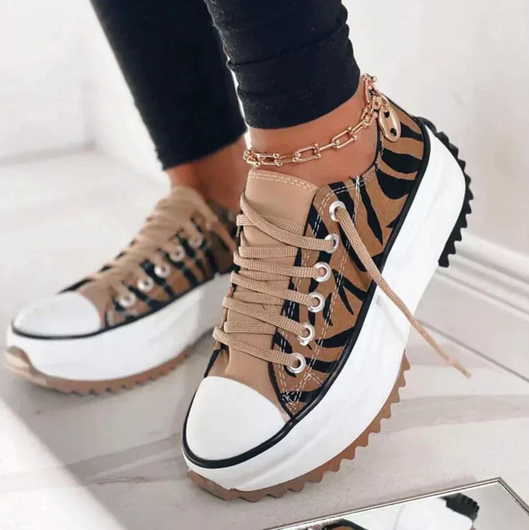 Dynamische Damen Plateau-Sneaker "Ashley" mit Schnürung. Ein vielseitiger und bequemer Schnürschuh für unterwegs.