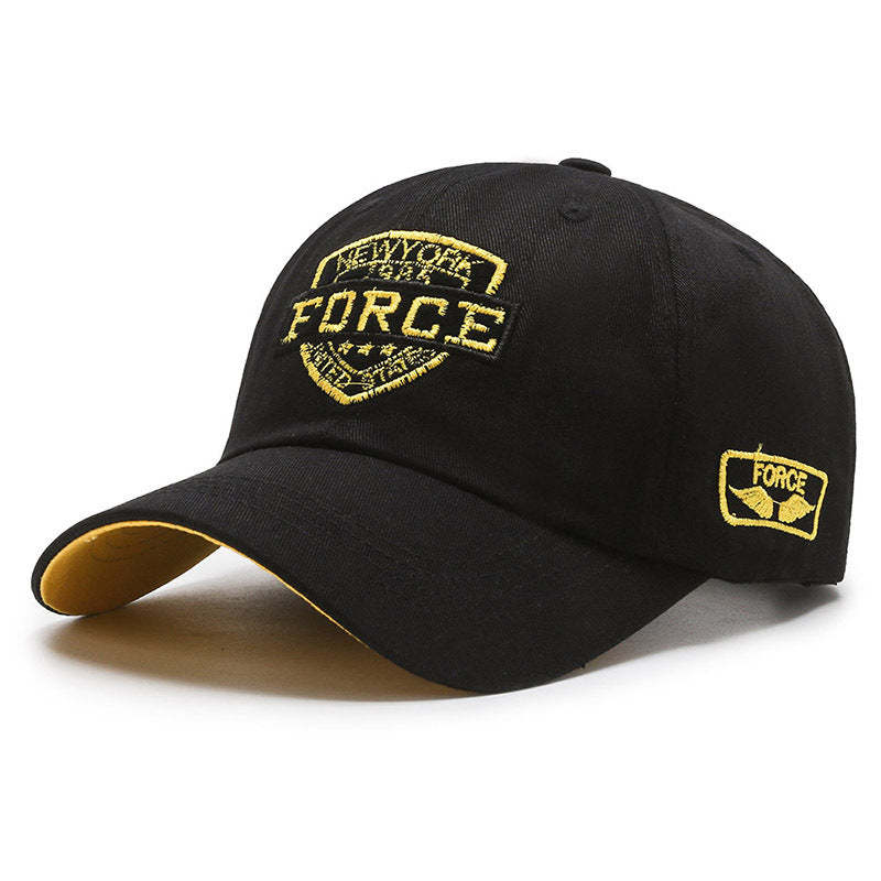 Moderner Mann trägt stylische Herren Baseball Cap, ideal für Outdoor-Aktivitäten und als modische Kopfbedeckung.