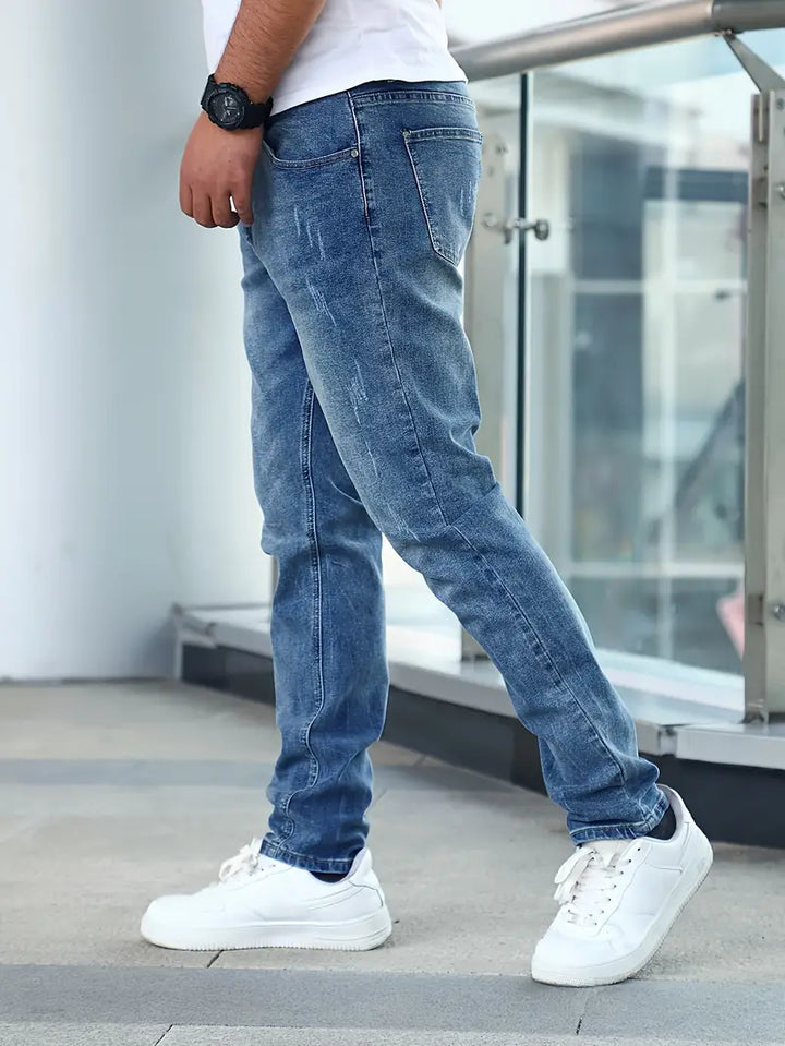 Stylische Herrenjeans Liam für Freizeit & Alltag. Moderne, bequeme Jeans für Männer in urbanem Stil.