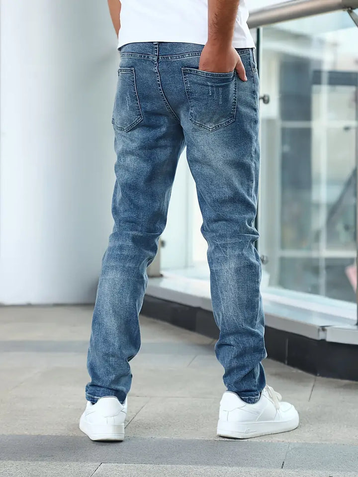 Nahaufnahme der Casual Herrenjeans Liam. Hochwertiger Stoff und stilvoller Schnitt für Komfort im Alltag.