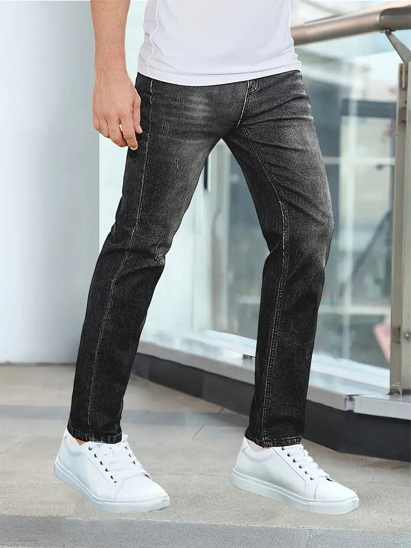 Komfortable Liam Herrenjeans in Bewegung. Flexible Casual Jeans für Männer, ideal für Alltag & Freizeitmode.