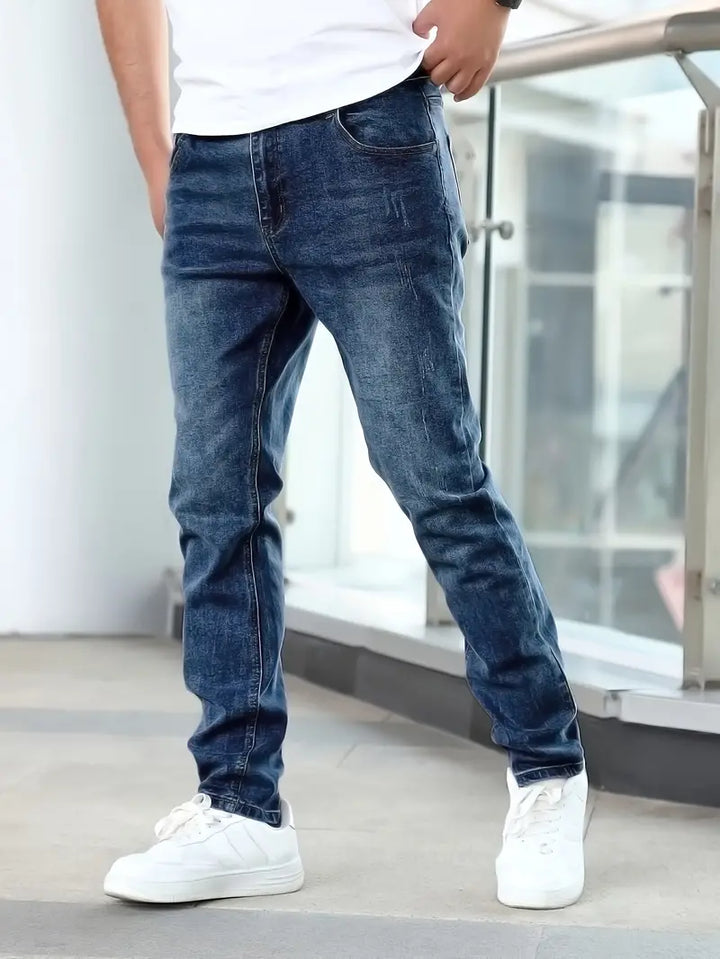 Moderne Herrenjeans Liam. Stilvolle Hosen für Männer, perfekt kombinierbar für urbanen Look & Komfort.