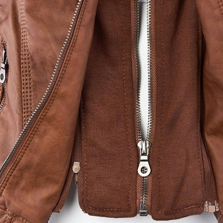 Coole Damen Bikerjacke mit Kapuze und Reißverschluss, ideal für Winter-Streetwear-Outfits.