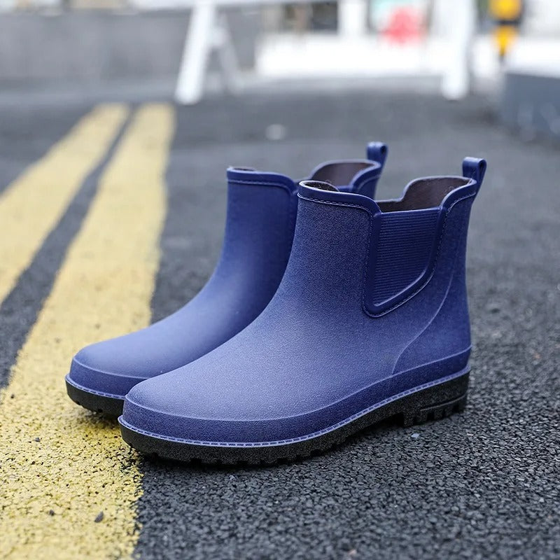 Unisex Fashion Regenstiefel: Halbhohe, wasserdichte Gummistiefel für Herren. Komfortable Outdoorschuhe für jedes Wetter.