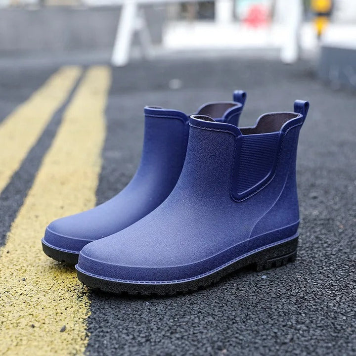 Unisex Fashion Regenstiefel: Halbhohe, wasserdichte Gummistiefel für Herren. Komfortable Outdoorschuhe für jedes Wetter.