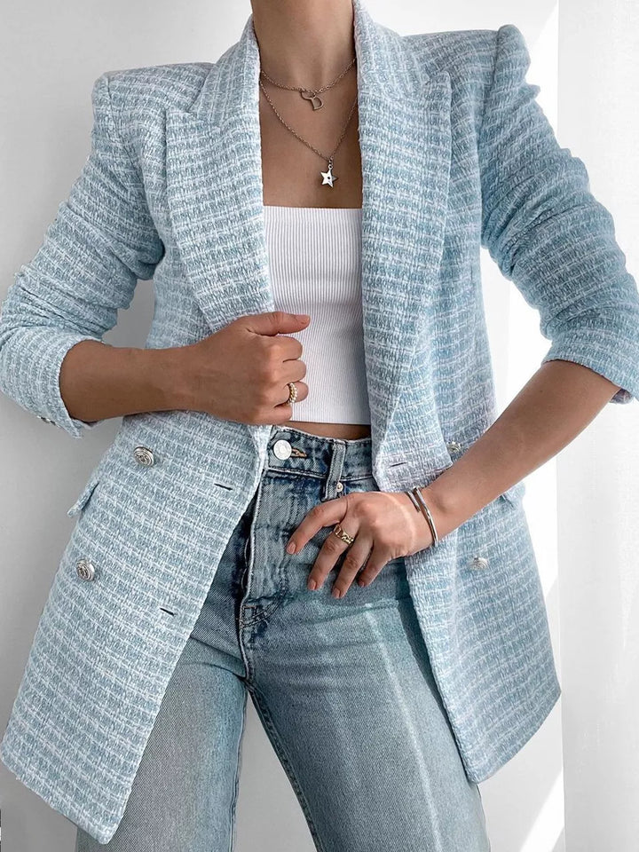 Stylischer, hellblauer Damenblazer Elena für elegante Business- und Freizeit-Outfits.