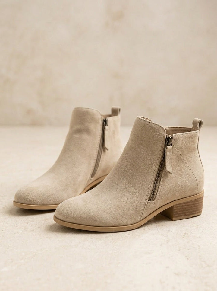 Moderne Damen Stiefeletten mit Blockabsatz und Reißverschluss, elegant und ideal für Herbst-Outfits.