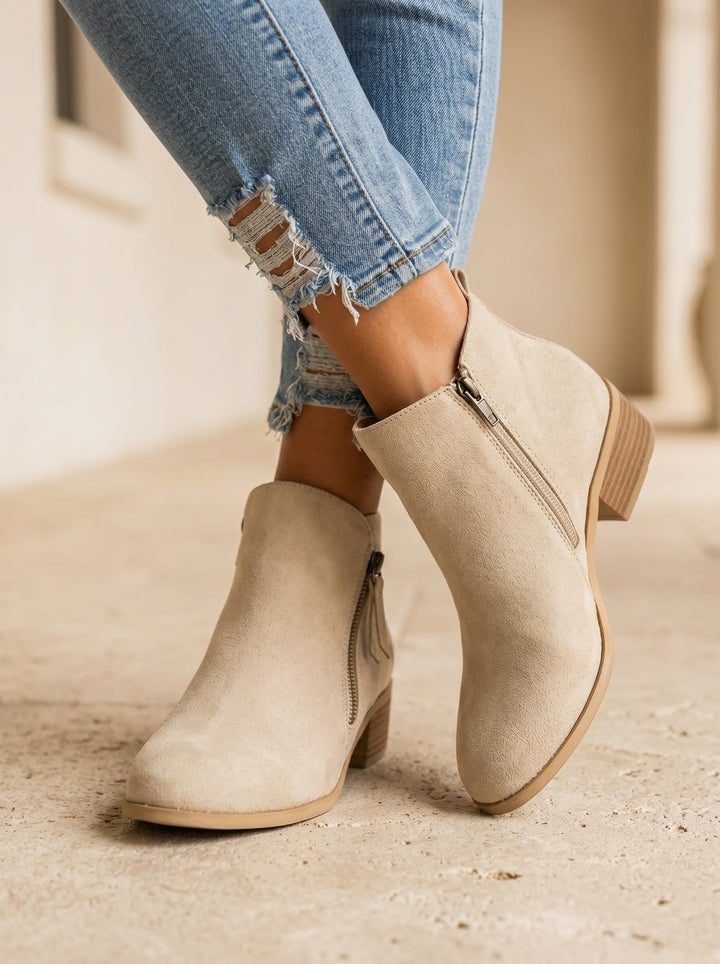 Elegante schwarze Damen Stiefeletten mit stabilem Blockabsatz, Reißverschluss. Ideal als Herbstschuhe.