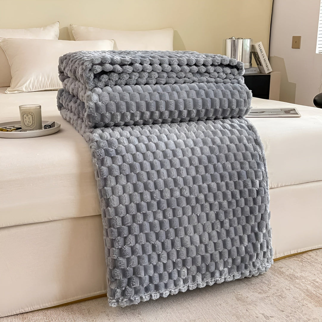 Stilvolle, superweiche Kuscheldecke in neutralem Farbton. Perfekt als Heimtextilie für Sofa & Bett.