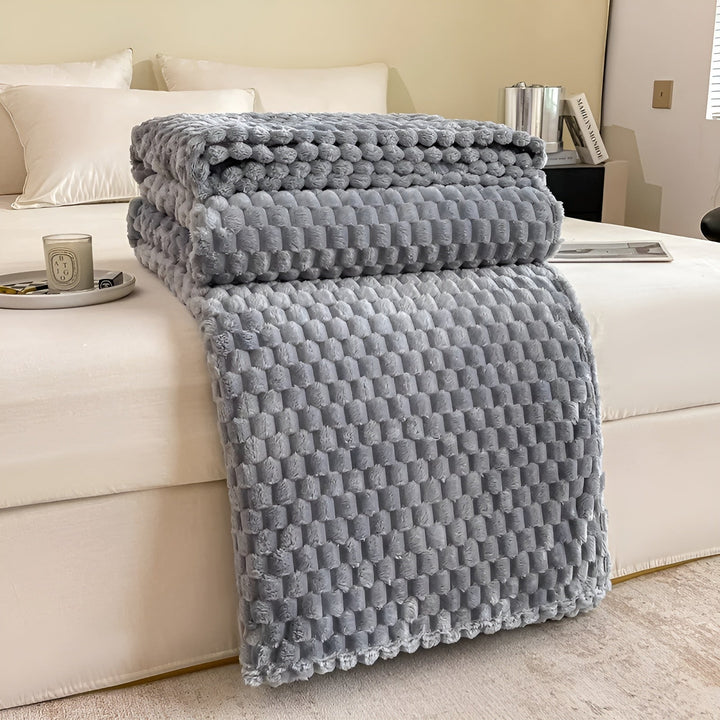 Stilvolle, superweiche Kuscheldecke in neutralem Farbton. Perfekt als Heimtextilie für Sofa & Bett.