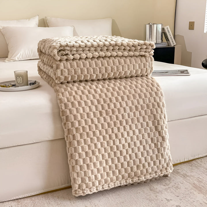 Fluffige, warme Kuscheldecke aus Mikrofaser, die zum Einkuscheln auf Sofa oder Bett einlädt. Ganzjährig.