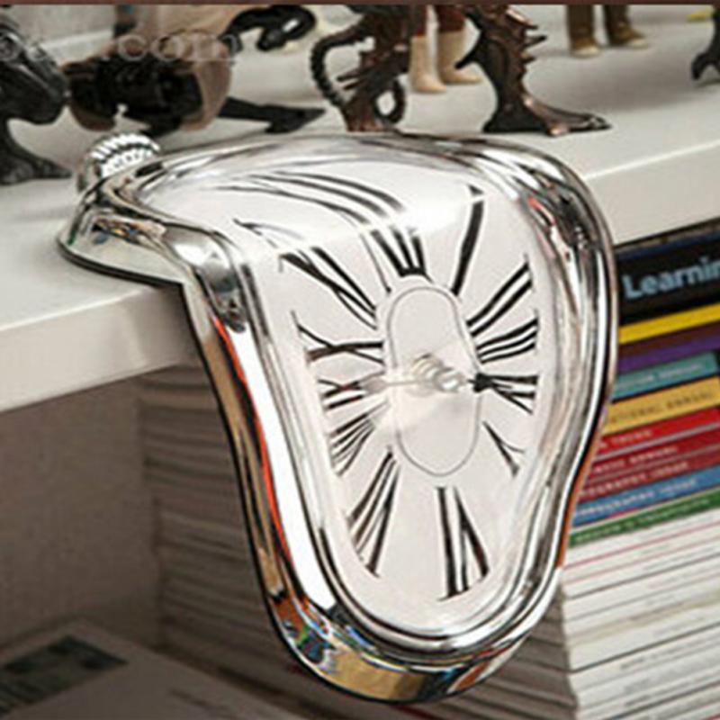 Surrealistische schmelzende Uhr im Dali-Stil, ein einzigartiges Kunstwerk für moderne Wohnkultur.