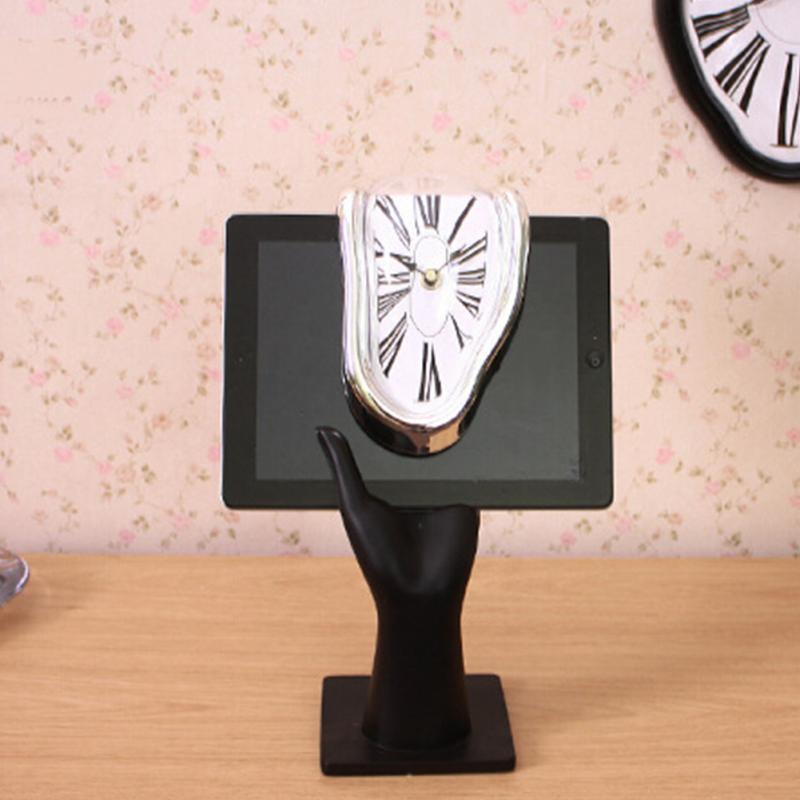 Abstrakte schmelzende Uhr, ein Kunstwerk im Surrealismus-Stil für besondere Wohnkultur-Akzente.
