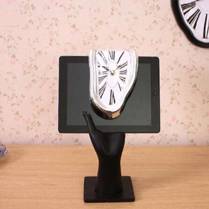 Abstrakte schmelzende Uhr, ein Kunstwerk im Surrealismus-Stil für besondere Wohnkultur-Akzente.