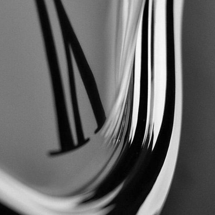 Detailaufnahme der surrealistischen Schmelzuhr, ein exquisites Dali-inspiriertes Design für jede Wohnkultur.