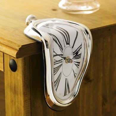 Auffällige surrealistische Uhr als Tischdeko. Einzigartige Wohnkultur, inspiriert von Dali und Kunst.