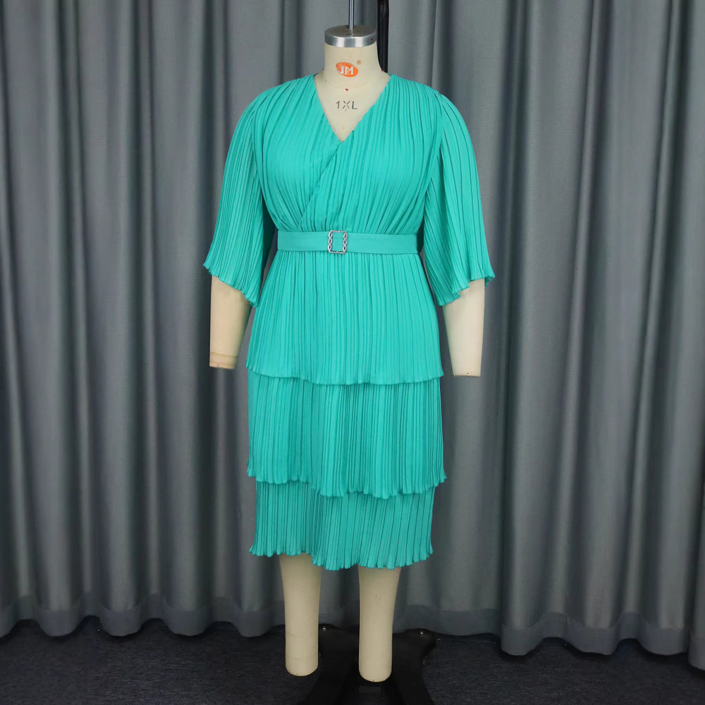 Figurschmeichelndes türkises Wickelkleid für Damen mit Kurzarm und Taillierung, ideal als festliches Abendkleid.