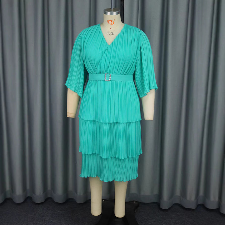 Figurschmeichelndes türkises Wickelkleid für Damen mit Kurzarm und Taillierung, ideal als festliches Abendkleid.