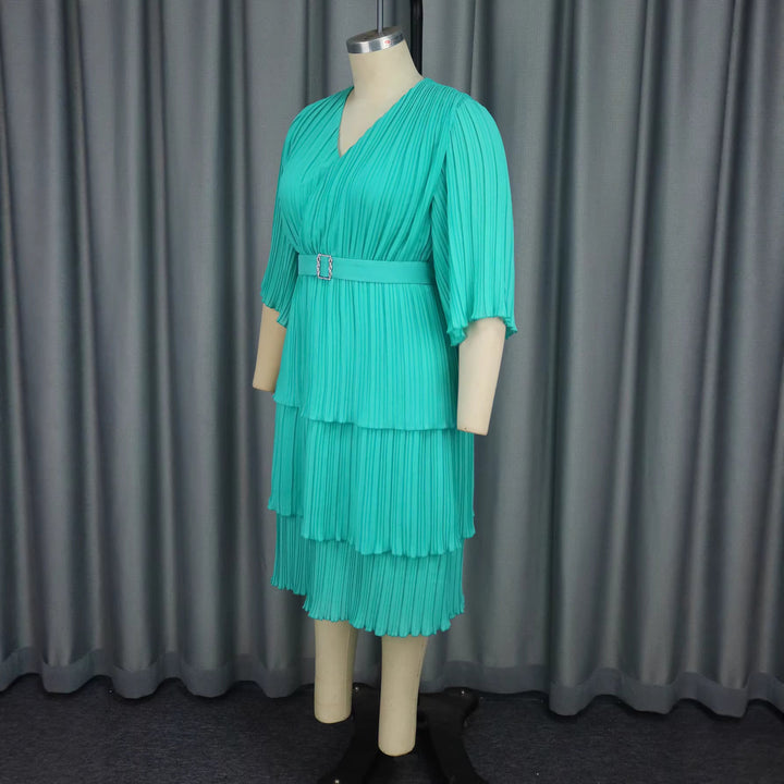 Damen Wickelkleid in Türkis, elegant und figurschmeichelnd, mit Taillengürtel. Ideal für Anlässe und Abendmode.