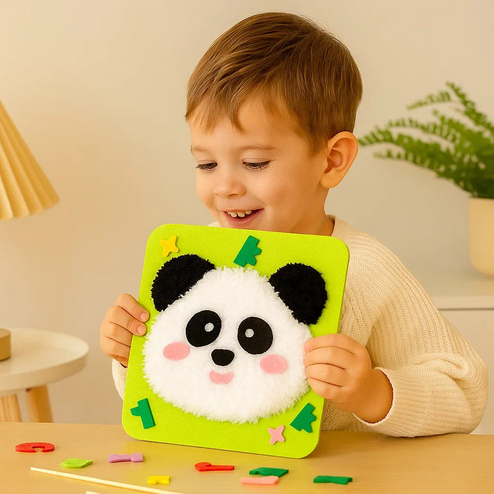 Kinderhände nähen Stickpuppe aus dem DIY Bastelset, fördert Konzentration & Feinmotorik.