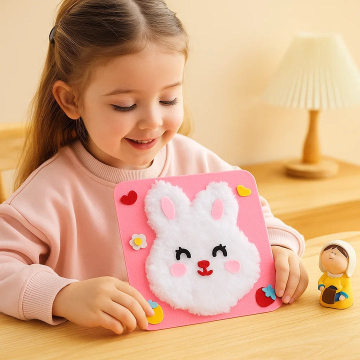 Kindgerechte Nadel & Faden im DIY Stickpuppen Bastelset für sicheres Erlernen der Handarbeit.
