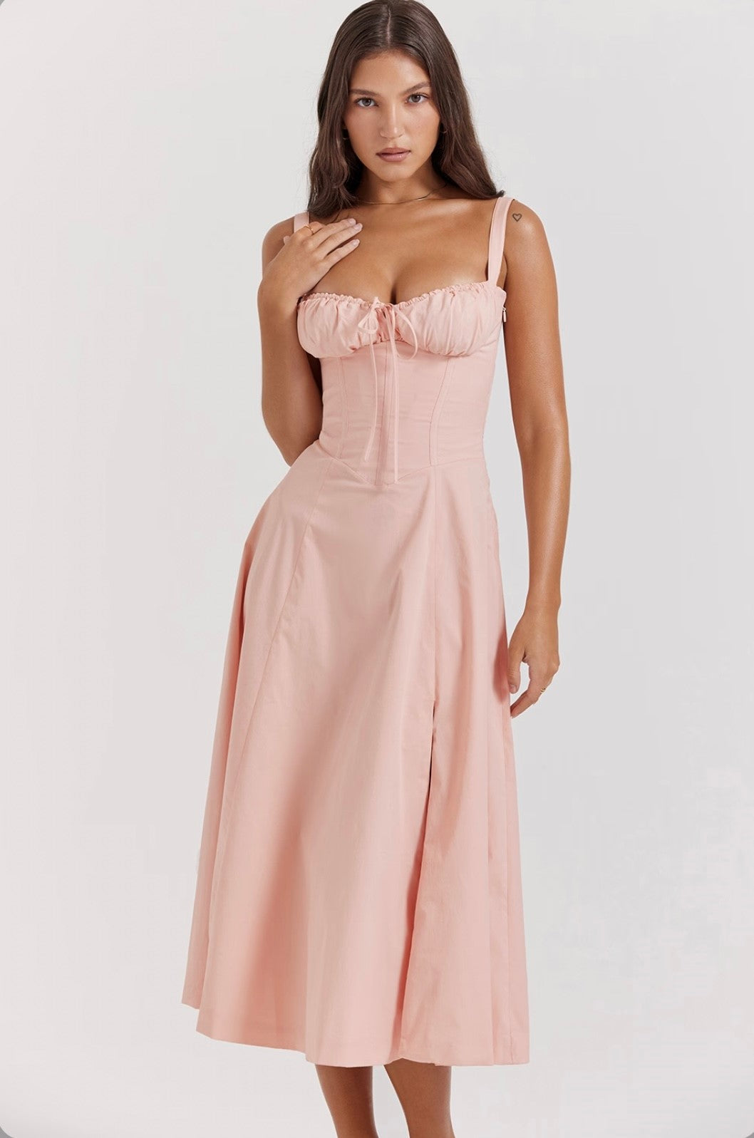 Elegantes einfarbiges Sommerkleid, taillenformend, für den femininen Look.