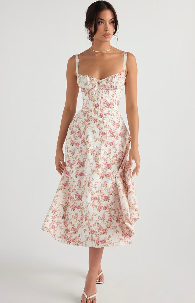 Schickes taillenformendes Damenkleid, bedruckt, für einen frischen Sommer-Look.