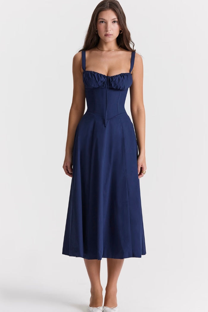 Elegantes bedrucktes Damenkleid, taillenformend, perfekt für Sommer-Partys.