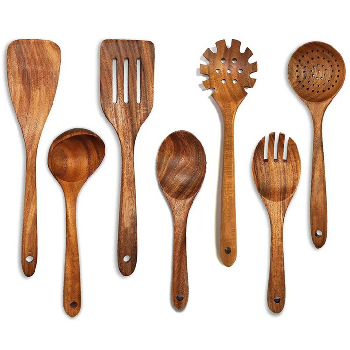 Vielseitiges Teakholz Küchenhelfer Set; beinhaltet Kochlöffel, Spatel & weitere Rührlöffel aus Holz.