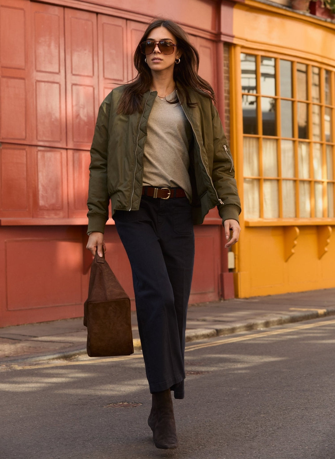 Modische Damen Oversize Bomberjacke in Khaki. Eine bequeme und stilvolle Übergangsjacke für Damenmode.