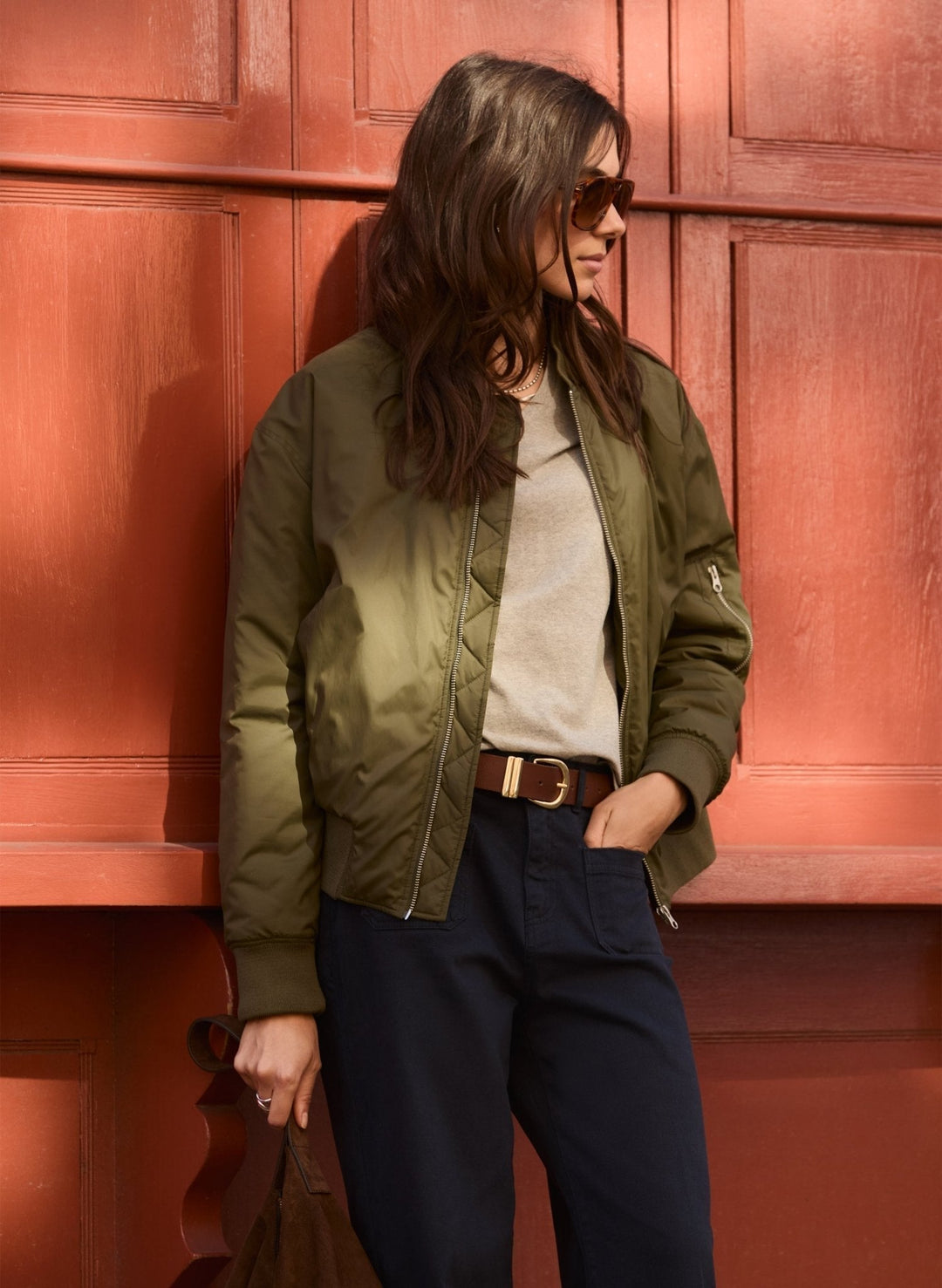 Trendige Oversize Bomberjacke für Damen in Khaki. Ideal als Übergangsjacke für lässigen, modernen Stil.