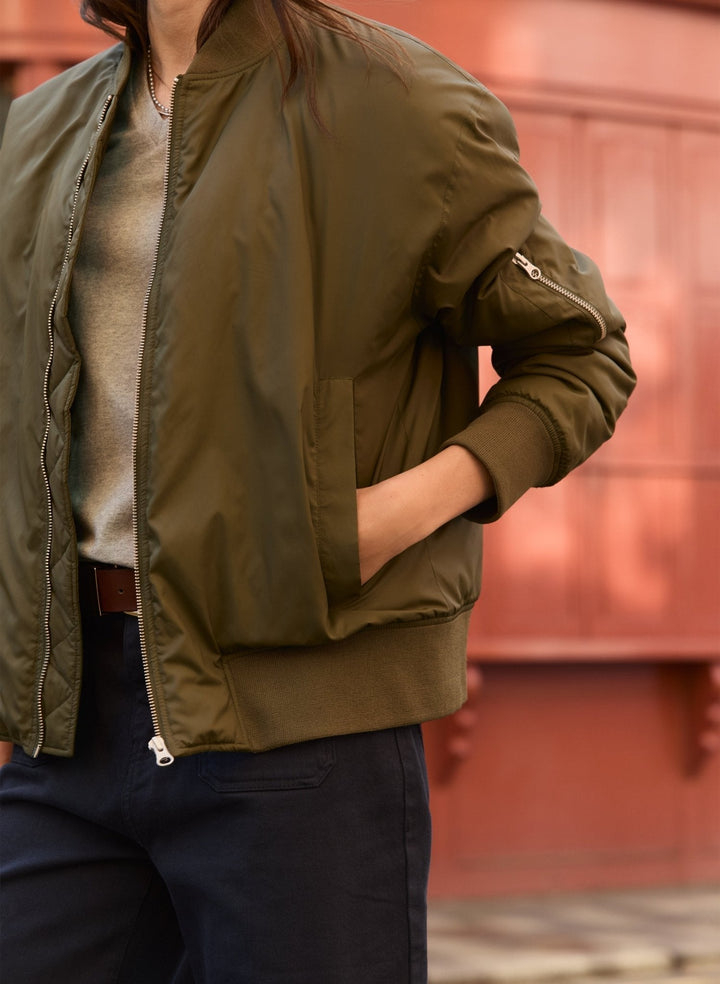 Eine Dame trägt eine lockere, khaki Oversize Bomberjacke, perfekt für den Alltag und modische Casual Looks.