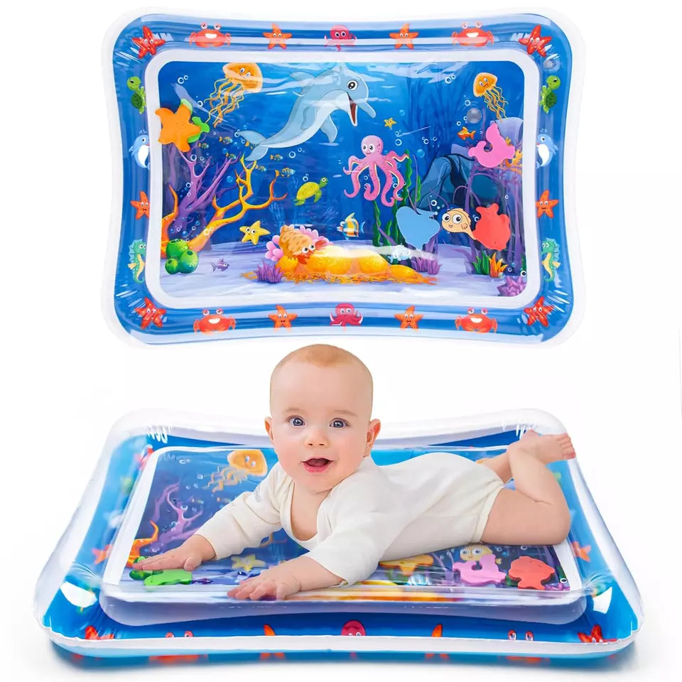 Sensorische Wasserspielmatte für Babys mit schwimmenden Tieren für Bauchzeit-Spaß & Motorik-Entwicklung.