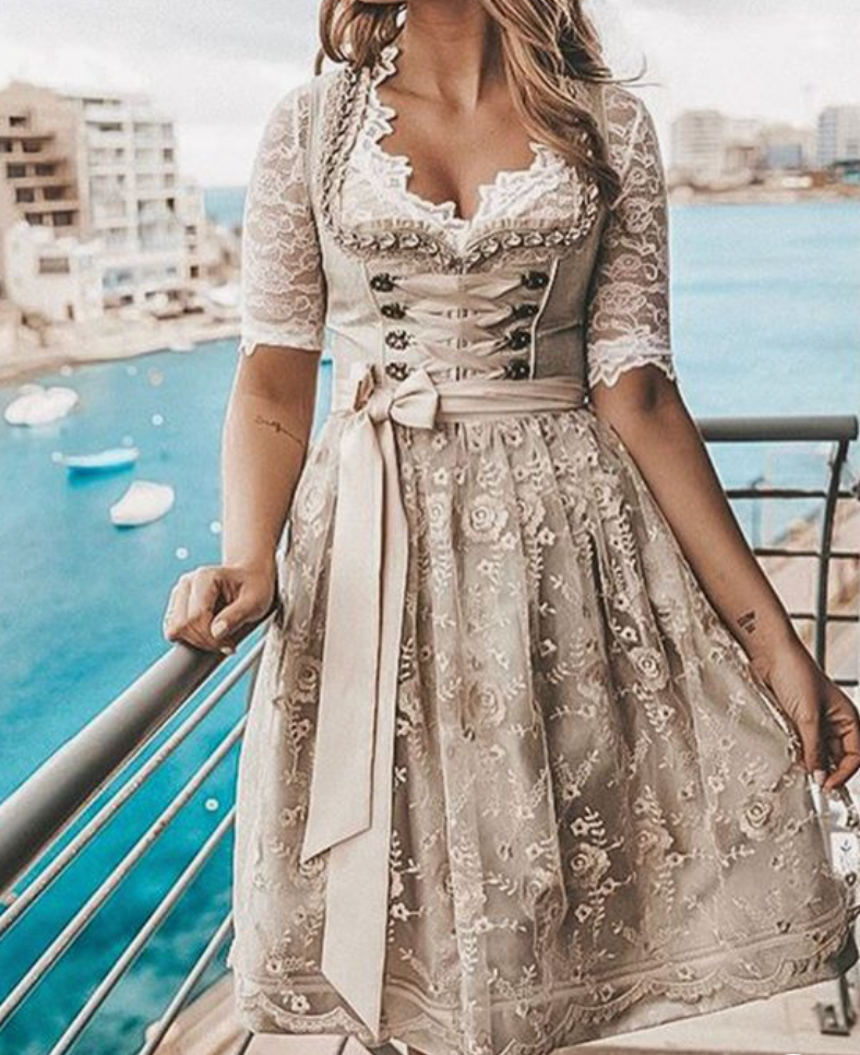Traditionelles Damen Dirndl Set in Hellbraun mit Bluse & Schürze für Oktoberfest und Volksfeste.