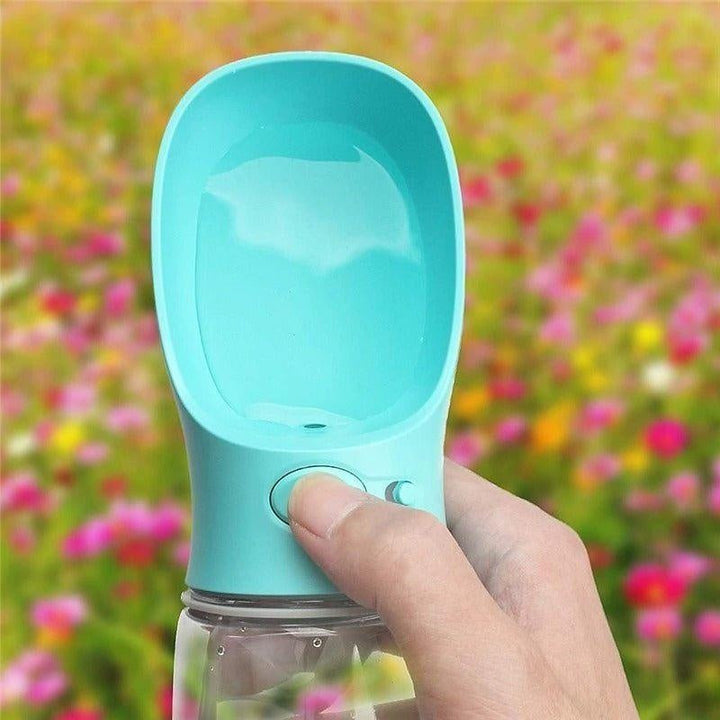 Hundeflasche tragbar, mit integrierter Trinkschale für einfachen Zugang zu Wasser unterwegs.