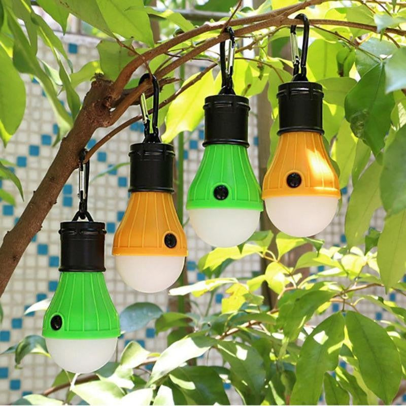 Praktische Zeltlampe mit Karabiner für einfaches Befestigen an Rucksack, Zelt oder Ausrüstung beim Outdoor-Camping.