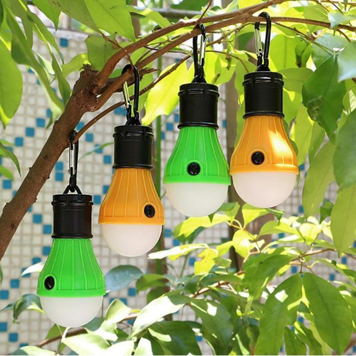 Praktische Zeltlampe mit Karabiner für einfaches Befestigen an Rucksack, Zelt oder Ausrüstung beim Outdoor-Camping.