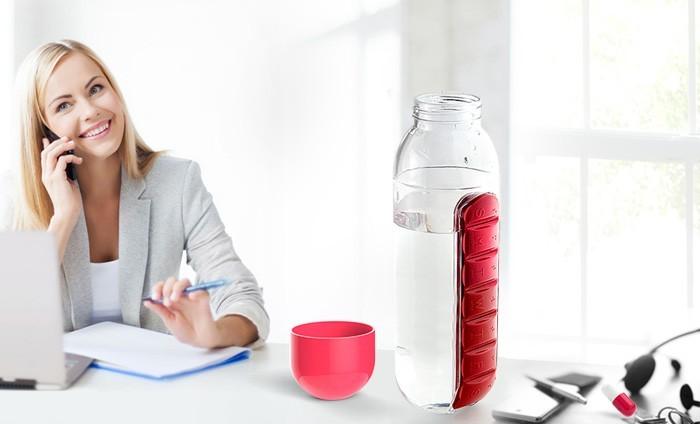Innovativer Reisebegleiter: Wasserflasche mit abnehmbarem Medikamenten-Organizer.