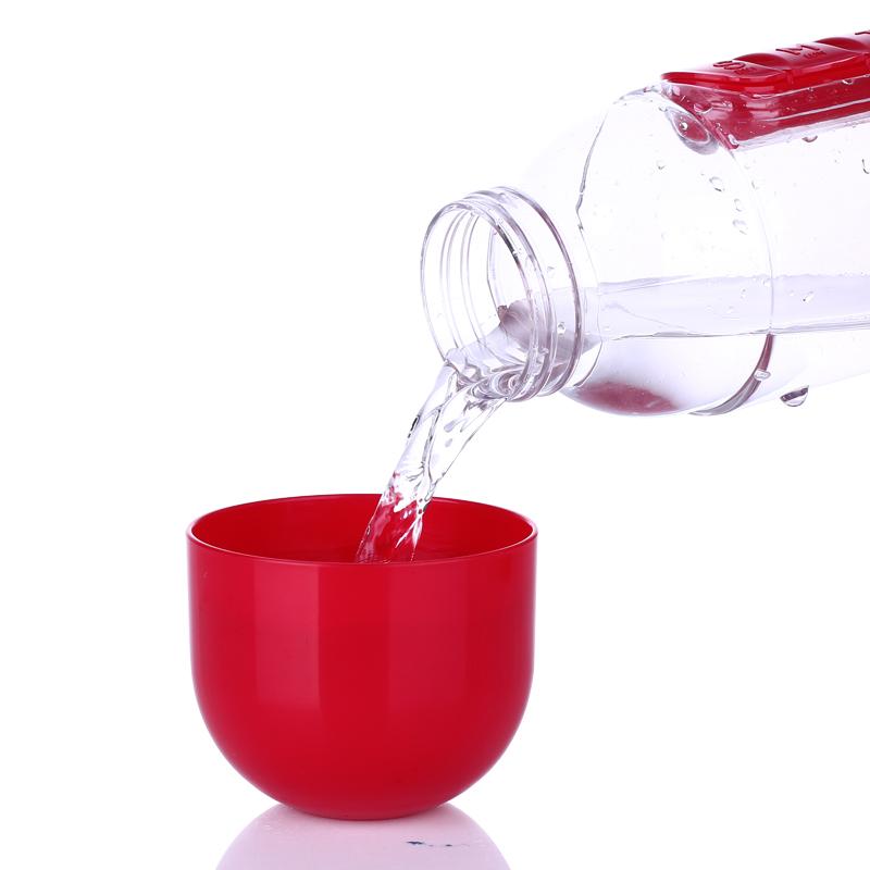 Multifunktionale Trinkflasche mit Pillenbox; ideal für unterwegs und zur Vitamineinnahme.