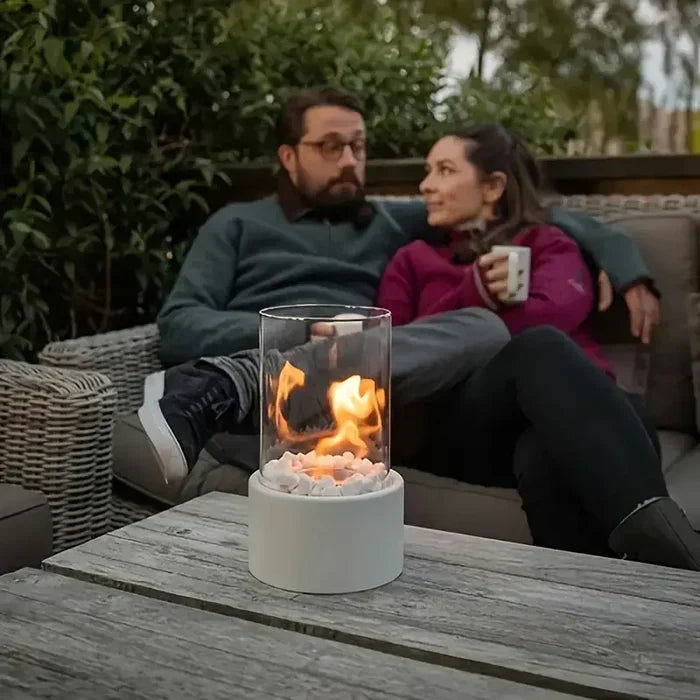 Kompaktes Tischfeuer mit sanftem Licht. Ideal als Dekoration für Balkon, Garten oder Wohnzimmer.