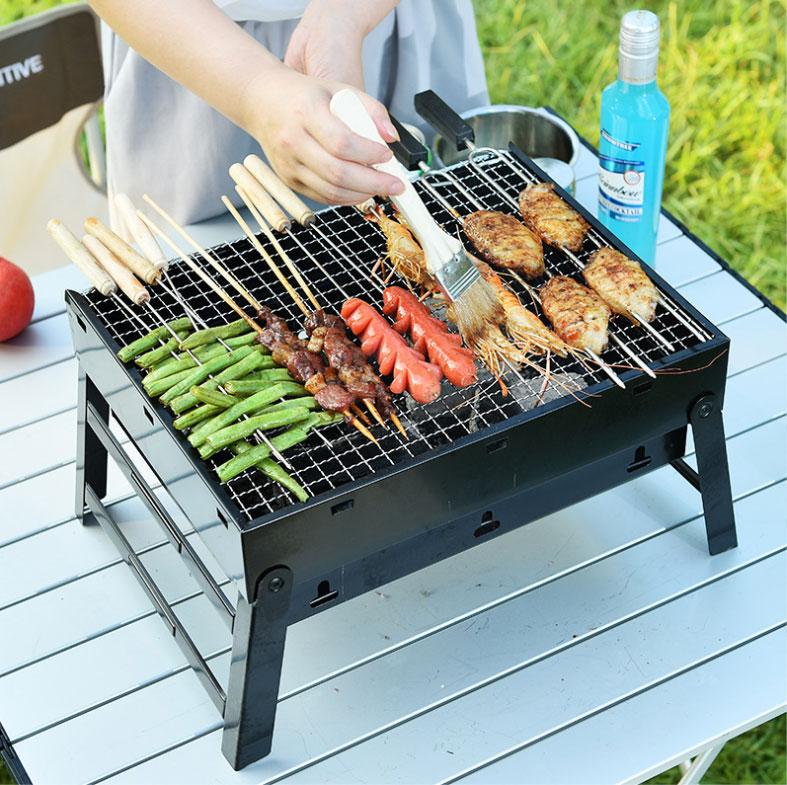 Tragbarer Holzkohlegrill aus Stahl für Camping, Picknick & Outdoor-Abenteuer. Kompakter BBQ Reisegrill.